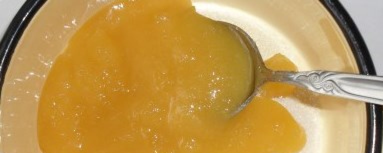 1. Этап. Соус на чак-чак: Кладем мед и сахар в сотейник, добавляем немного воды. Растапливаем все до однородной массы, перемешивая ложкой ингредиенты. Это займет несколько минут.