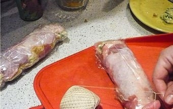 1. Этап. Рулет из филе индейки в духовке: Сверните рулетики, свяжите их крепкой нитью (лучше, если она будет кулинарной).