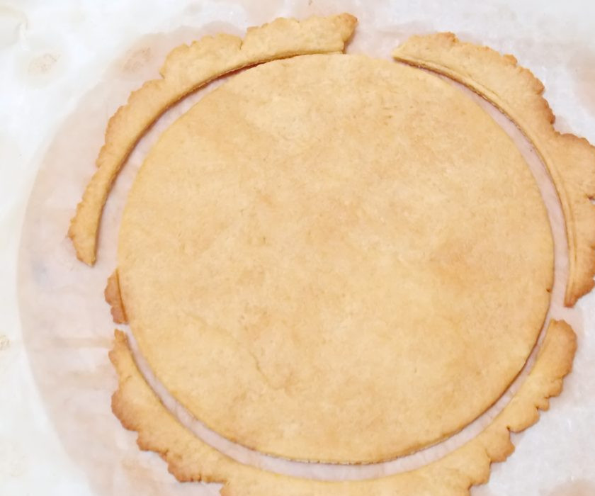 1. Этап. Медово-песочный торт: Выпекайте в горячей духовке при температуре 180 градусов в течение 5-7 минут, до золотистого цвета.