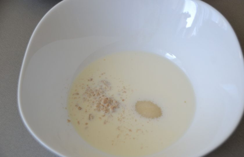 1. Этап. Булочки Бухтельн: В теплое молоко (температура не выше 38 градусов) добавьте дрожжи и 1 ст.ложку сахара (от общего количества). Размешайте и поставьте в теплое место на 10 минут.