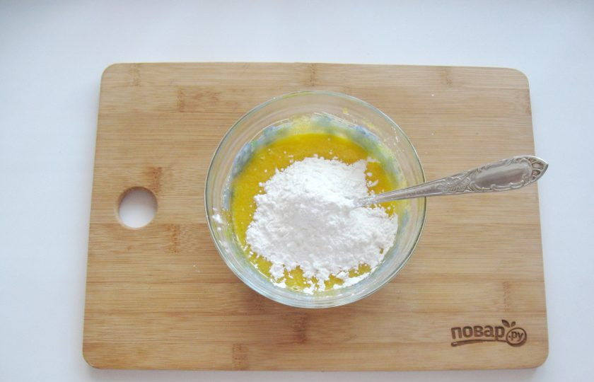 1. Этап. Заварной крем на желтках: Добавьте кукурузный крахмал.