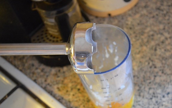 1. Этап. Рисовое суфле: В другой посуде взбалтываем блендером желтки вместе с готовой рисовой кашей. Далее к массе добавляем белки, аккуратно мешаем и раскладываем по формочкам.