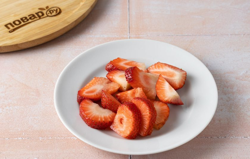 1. Этап. Смузи Бабл гам: Клубнику помойте, отрежьте хвостики и нарежьте ломтиками.