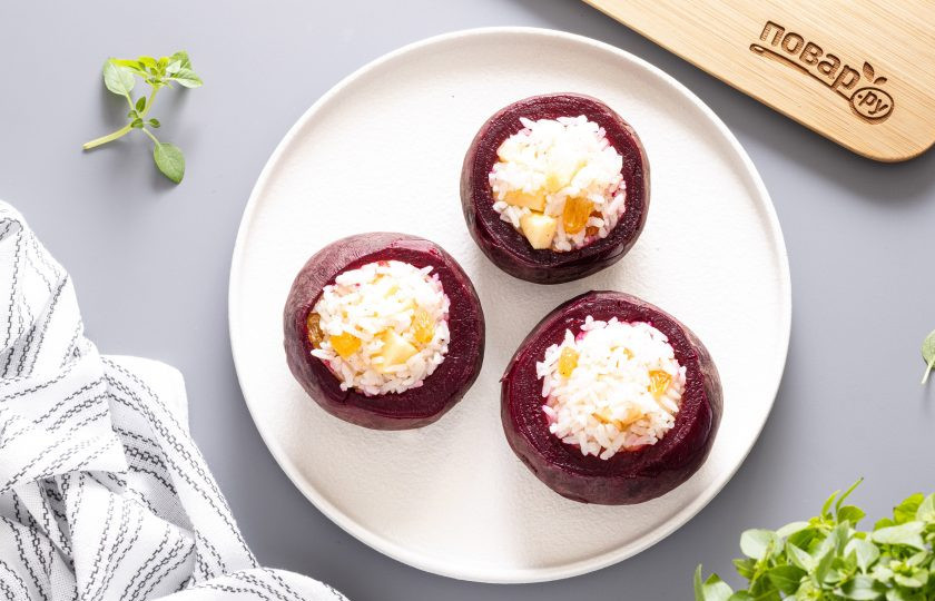 1. Этап. Свёкла запечённая с яблоком и рисом: Наполните свекольные горшочки приготовленной начинкой.