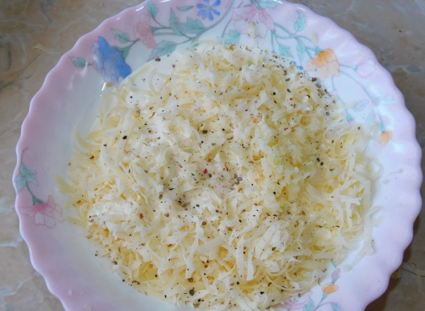 1. Этап. Запеканка из картофеля с помидорами: Отдельно смешайте тертый сыр со сливками и специями.