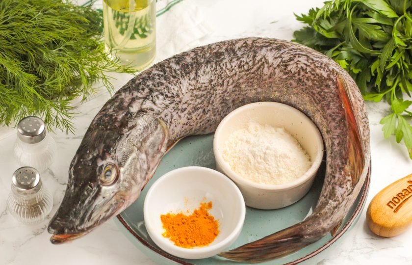 1. Этап. Щука по-астрахански: Подготовьте указанные продукты. Щуку очистите от чешуи, выпотрошите и промойте снаружи и внутри. Обсушите бумажными салфетками.