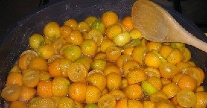 1. Этап. Варенье из кумквата: Довести варенье до кипения и варить на слабом огне 25 минут.