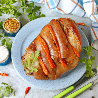 Свиная рулька, запеченная в духовке в фольге