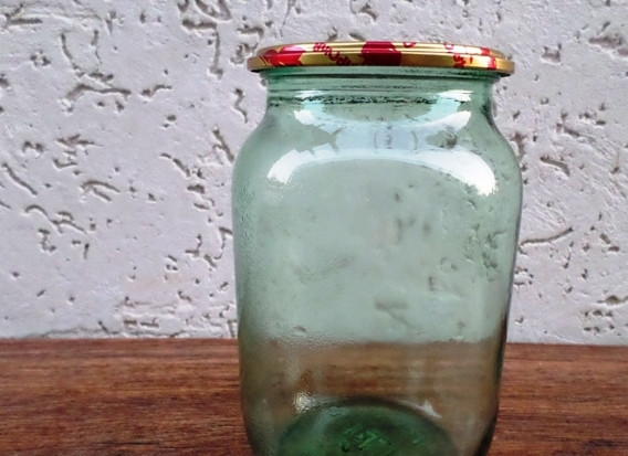 1. Этап. Огурчики с кетчупом на зиму: Банки обязательно простерилизуйте. В противном случае огурцы могут взорваться.