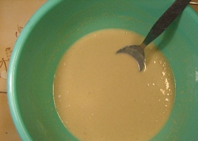 1. Этап. Оладьи на пиве: 2. При необходимости добавьте немного муки. По консистенции тесто должно напоминать густую сметану.