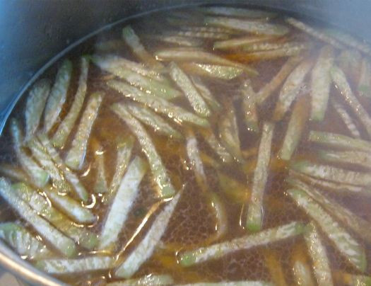 1. Этап. Лагман из говядины по-узбекски: Заливаем все водой или бульоном.