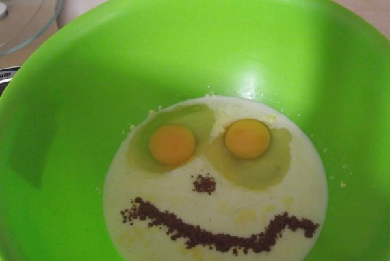 1. Этап. Пончики без дрожжей: Масло и молоко должны быть комнатной температуры. Смешиваем их с сахаром, яйцами и корицей венчиком или миксером (пару минут).