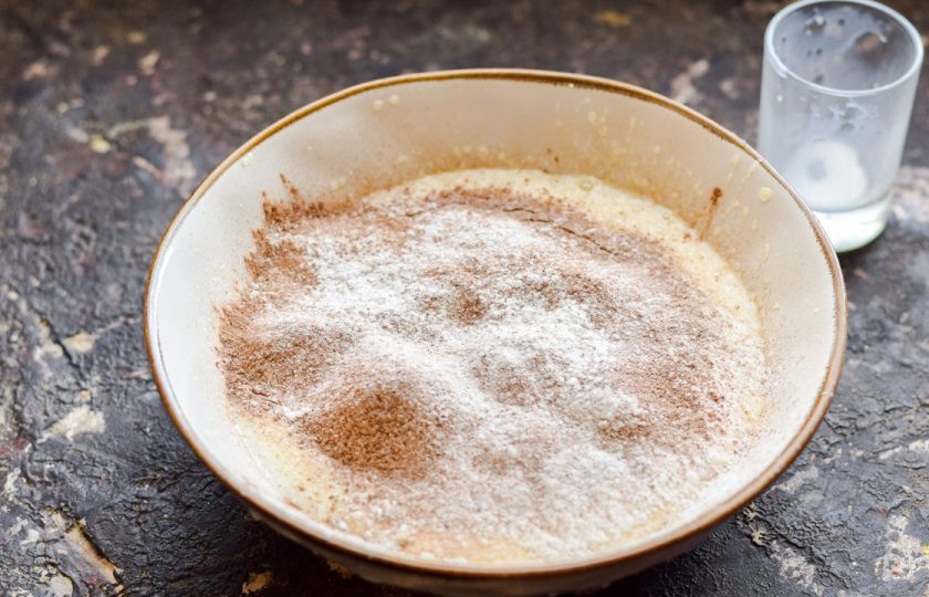 1. Этап. Шоколадные оладьи на молоке: Просейте в миску муку, какао и разрыхлитель.