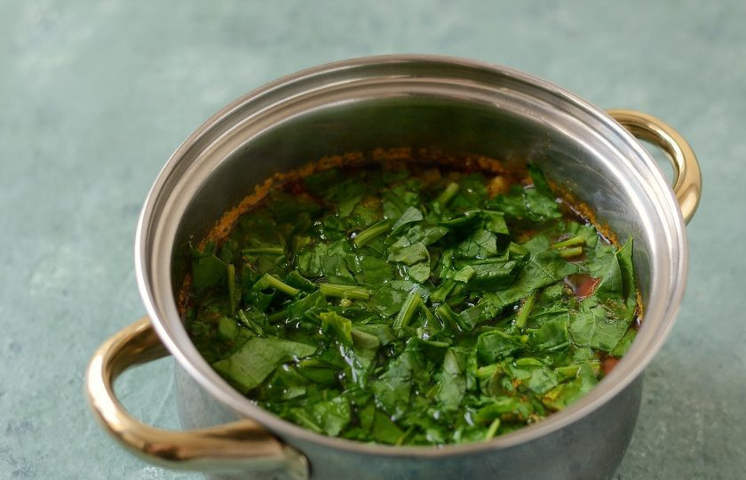 1. Этап. Суп из тыквы и шпината: Шпинат помойте, крупно нарежьте. Добавьте в кастрюлю, варите суп еще 3-5 минут, пока шпинат не станет мягким.