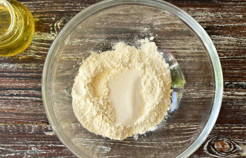 1. Этап. Хворост на минералке: В миску всыпьте муку, добавьте сахар.