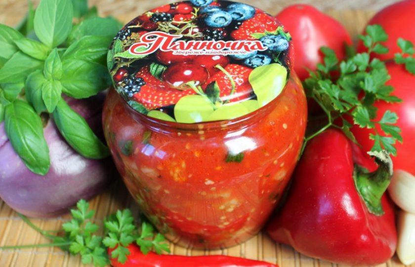 1. Этап. Жареные баклажаны в томатном соусе на зиму: Кипящий соус с баклажанами раскладываем по стерильным банкам и закатываем. Жаренные баклажаны в томатном соусе готовы. Храним в прохладном месте.