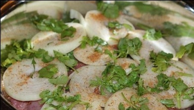 1. Этап. Шашлык на кефире: Мясо и лук сложите в кастрюлю, добавьте специи, зелень, посолите.