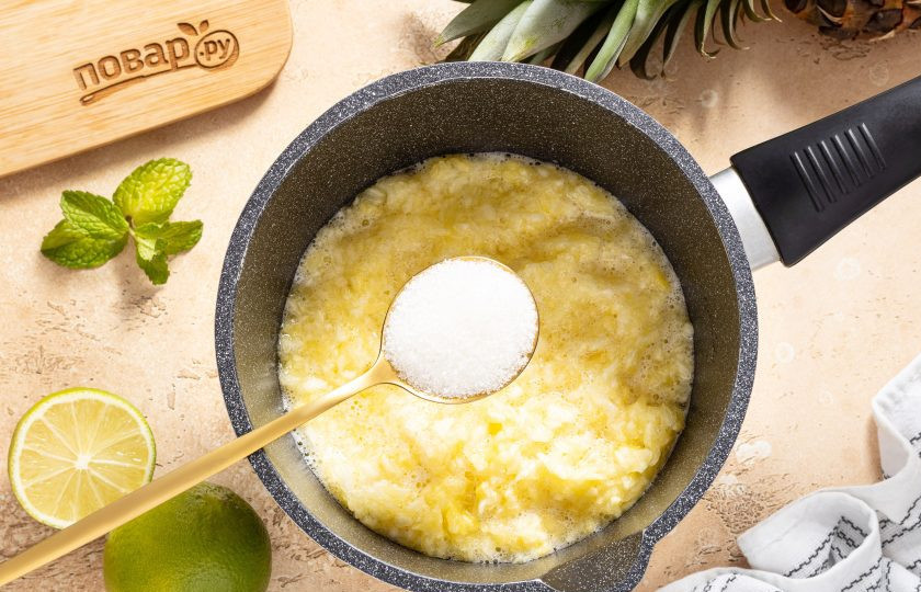 1. Этап. Варенье из ананаса с лаймом и мятой: Переложите измельченный ананас в кастрюлю с толстым дном. Влейте сок лайма. Добавьте сахар и все перемешайте.