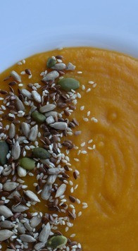 1. Этап. Каша из кураги: Поставить кастрюлю обратно на слабый огонь. Варить ещё 5 минут до загустения и готовности толокна. Выложить кашу в тарелку. Украсить смесью семян и семечек.