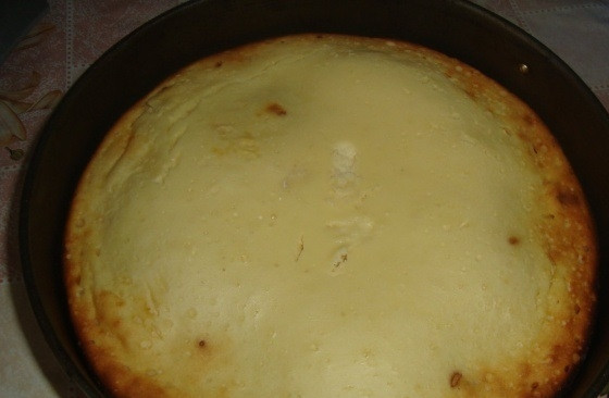 1. Этап. Мандариновый чизкейк: 6. Готовый чизкейк достаю из духовки и оставляю до остывания при комнатной температуре. Во время выпекания подготавливаю мандарины: очищаю от кожуры и разделяю на дольки, удаляю белые перепонки.