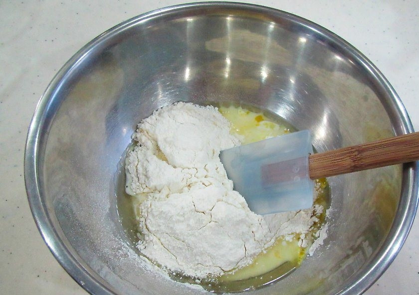 1. Этап. Банановые шарики во фритюре: 1. Размельчите банан в пюре, добавьте к нему муку, яйцо, молоко и замесите тесто.