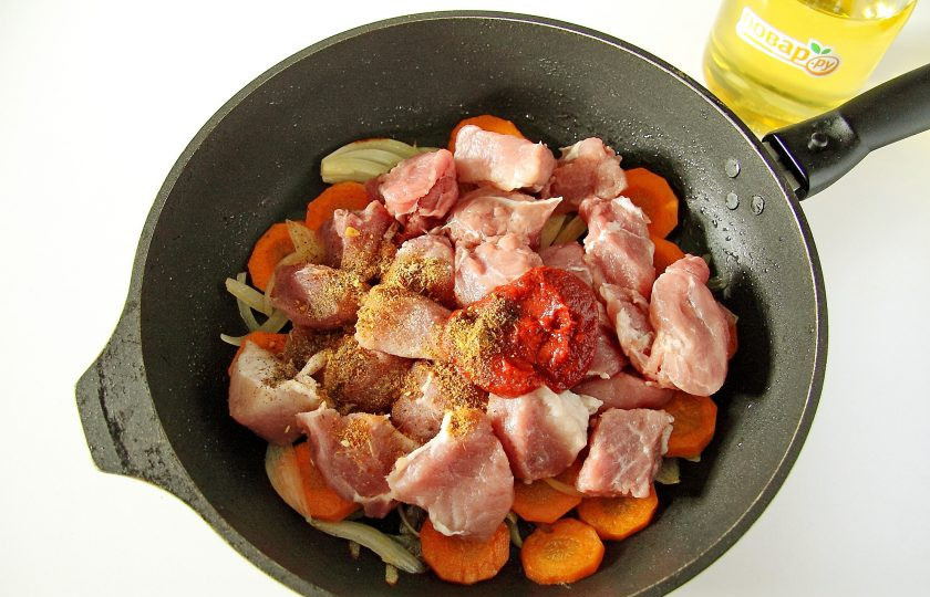 1. Этап. Свинина с морковью в духовке: Добавьте томатную пасту, соль и специи по вкусу.