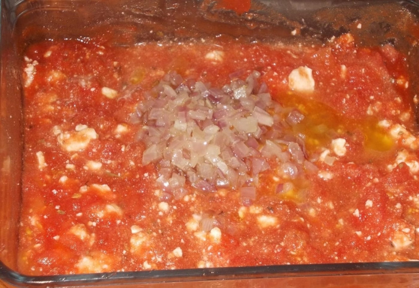 1. Этап. Креветки, запеченные под соусом: 6. Перекладываю приготовленный лук к соусу, хорошенько перемешиваю.