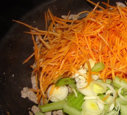 1. Этап. Говядина с сельдереем: Теперь добавьте морковь, сельдерей, лук и тертый имбирь. Сверху полейте жидкостью, которая была слита в отдельную емкость.