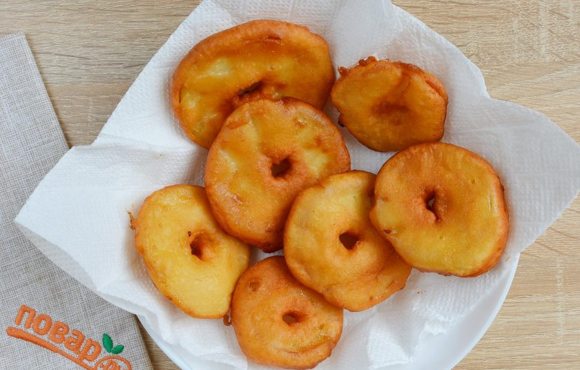 1. Этап. Яблочные пончики: Выкладывайте готовые пончики на бумажные салфетки, чтобы стек лишний жир.