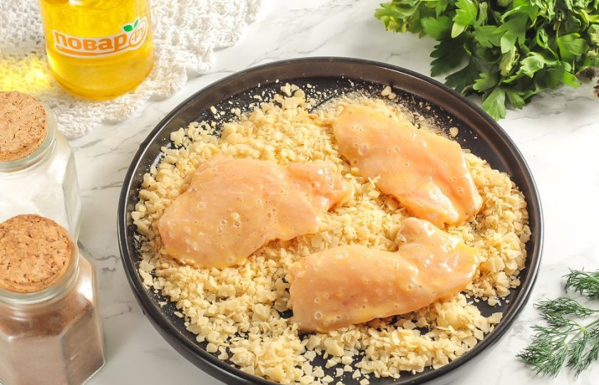 1. Этап. Наггетсы на сковороде: Затем сразу же обпанируйте в сухарях и измельченных чипсах.