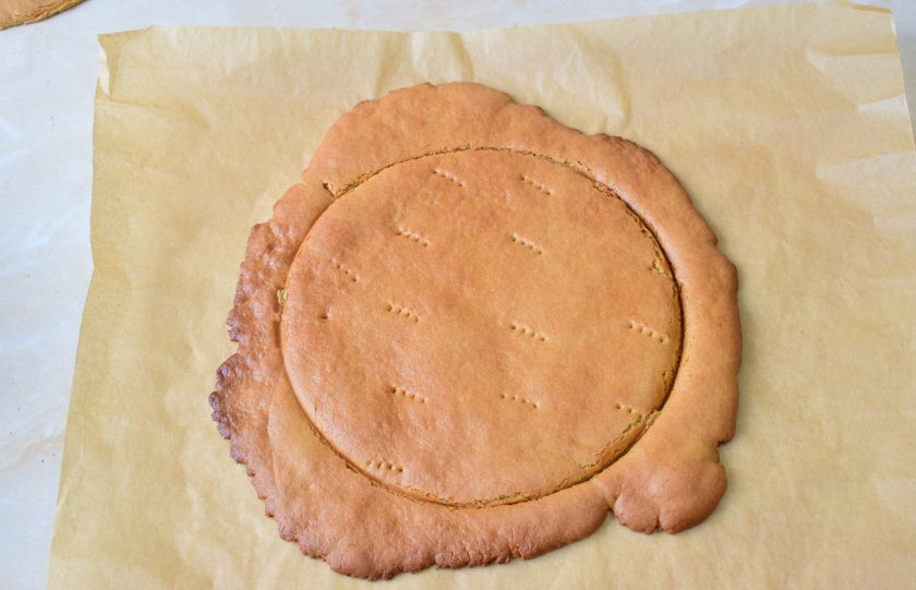 1. Этап. Медовик с клубникой и сметанным кремом: Тесто раскатывайте, выпекайте и вырезайте необходимые диаметром коржи. У меня коржи 16 см. Уставшее тесто понадобится для обсыпки готового торта.