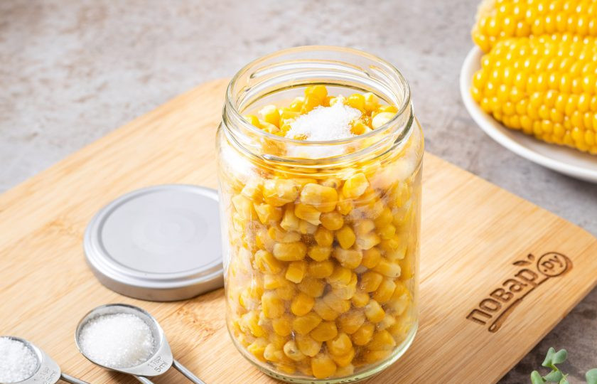 1. Этап. Кукуруза сладкая консервированная: Добавьте соль и сахар.