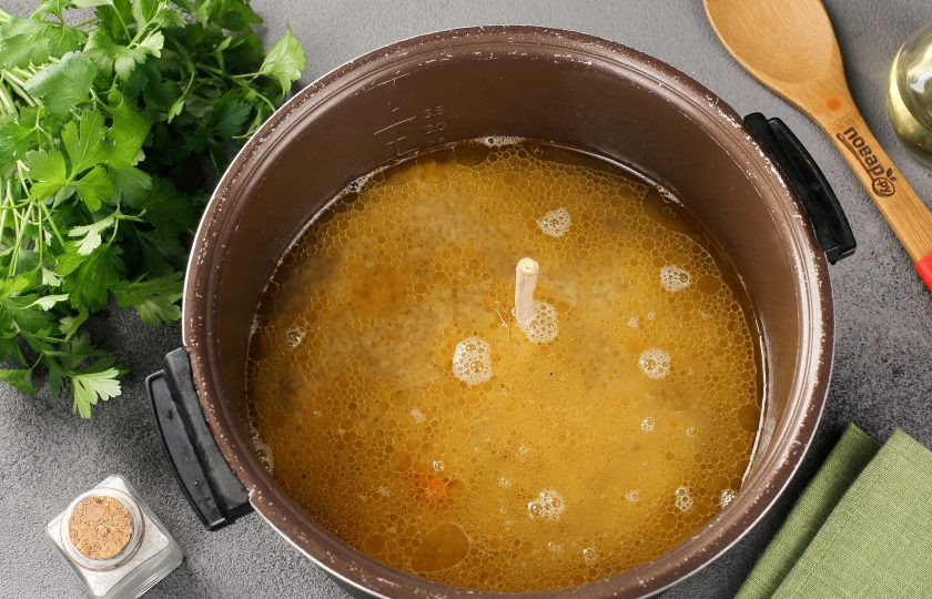 Плов из булгура с курицей в мультиварке 1. Этап. Плов из булгура с курицей в мультиварке: Влейте кипяток, чтобы вода покрыла крупу примерно на 1,5-2 см. Установите режим