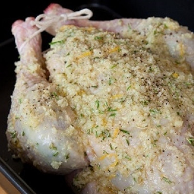 1. Этап. Запеченная курица с чесноком и лимоном: 4. Полученным маринадом из лимона, розмарина, чеснока и специй хорошенько смажьте курицу. Постарайтесь затолкать часть смеси и под кожу. Положите приготовленную для запекания курицу на смазанный маслом противопригарный противень. Если размер противня позволяет, выложите рядом очищенный и нарезанный на дольки картофель, сбрызните картошку оливковым маслом, присыпьте специями и рубленым розмарином.