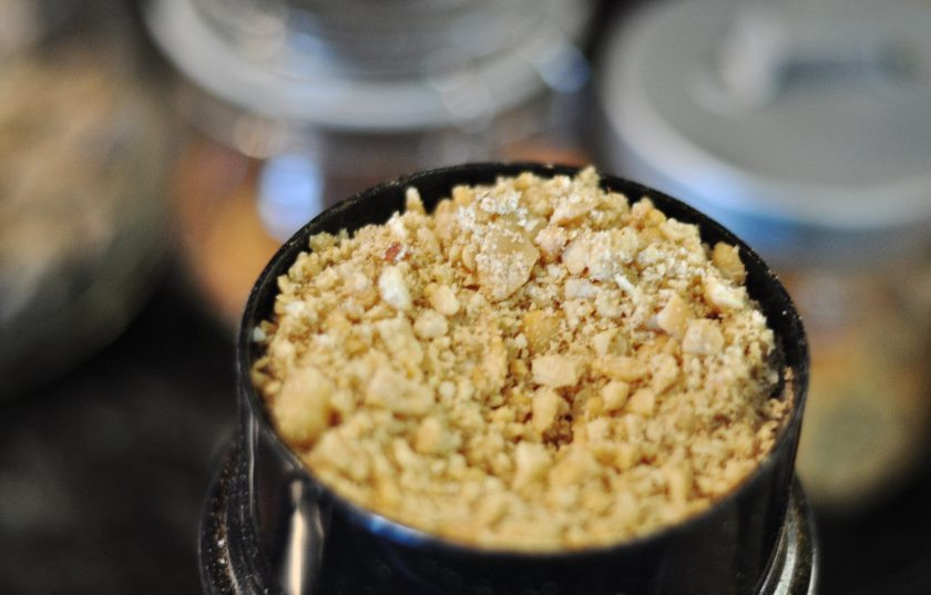 1. Этап. Тапиока: 2. Арахис измельчите вручную или с помощью мельницы для кофе, оставьте крупные кусочки.