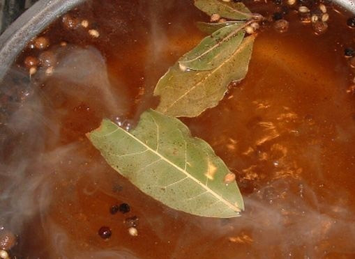 1. Этап. Маринованные баклажаны на зиму: 6. Ответственный этап - приготовление рассола. Маринад готовится так: в кастрюле следует закипятить воду, после чего добавить соль, сахар и специи, а в после выключения уксус. Залейте полученным маринадом наши баклажаны в банках и хорошенько закатайте их.