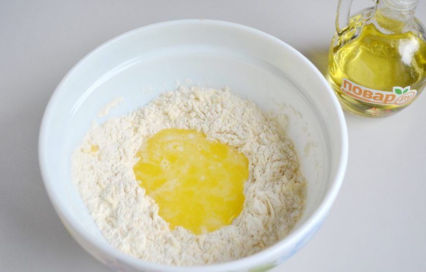 1. Этап. Пицца на сырном тесте: 3. Влейте растопленное сливочное масло, растительное масло, молоко.