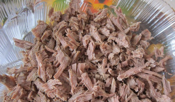 1. Этап. Салат Мужские мечты с говядиной: 2. Теперь мясо мелко режем и выкладываем на дно салатницы. Можно немного посолить. Затем - слой лука, отжатого от маринада. Сверху - майонез.