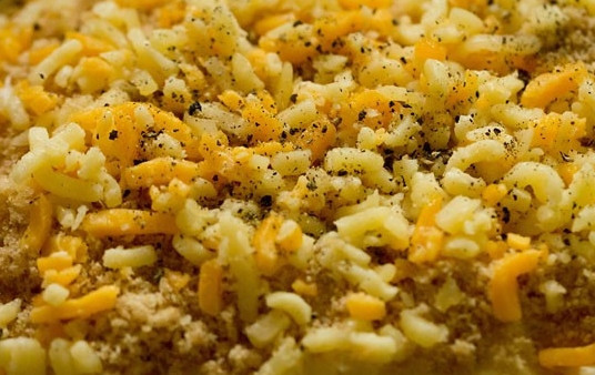 1. Этап. Паста с сырным соусом: Сверху присыпьте немного сыром и молотым перцем.