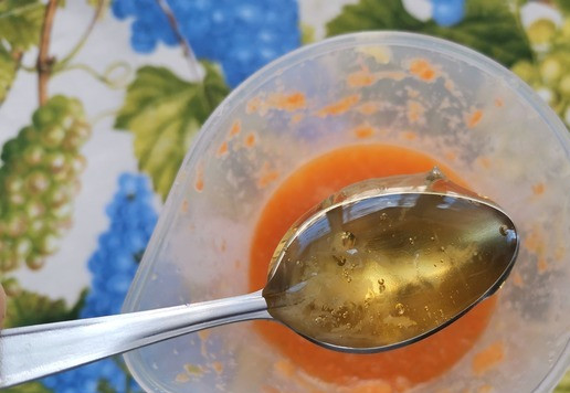 1. Этап. Смузи Рыженький: Добавить минеральную воду и мёд. Снова взбить блендером.