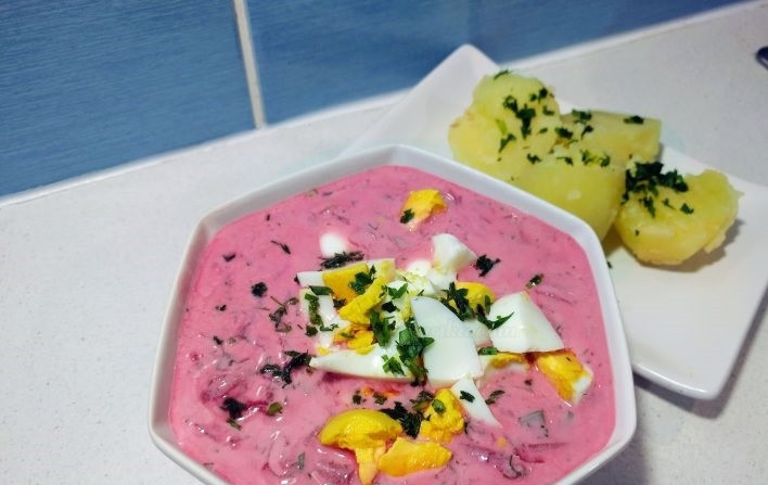 1. Этап. Вкусный Свекольник: 5. Холодный суп разлейте по тарелкам. Нарежьте ломтиками яйца и украсьте ими суп, подавайте его с отварным картофелем.