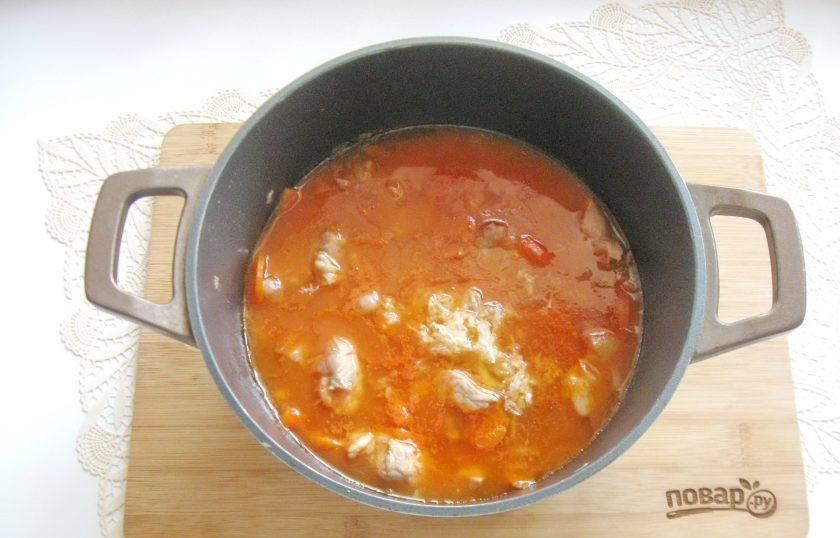 1. Этап. Свинина с фасолью в томатном соусе: Перемешайте все ингредиенты. Проварите мясо с фасолью и томатной пастой 5-6 минут и выключайте. В конце приготовления добавьте измельченный чеснок.