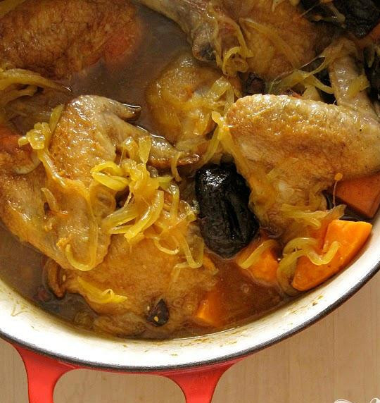 1. Этап. Куриные крылышки с бататом и черносливом: 4. Верхним слоем поместите в жаровню очищенный и нарезанный кубиками батат. Поставьте горшок на огонь и доведите до кипения. Прикрутите огонь так, чтобы блюдо потихоньку кипело, и томите на огне минут 45. Не открывайте крышку все это время!