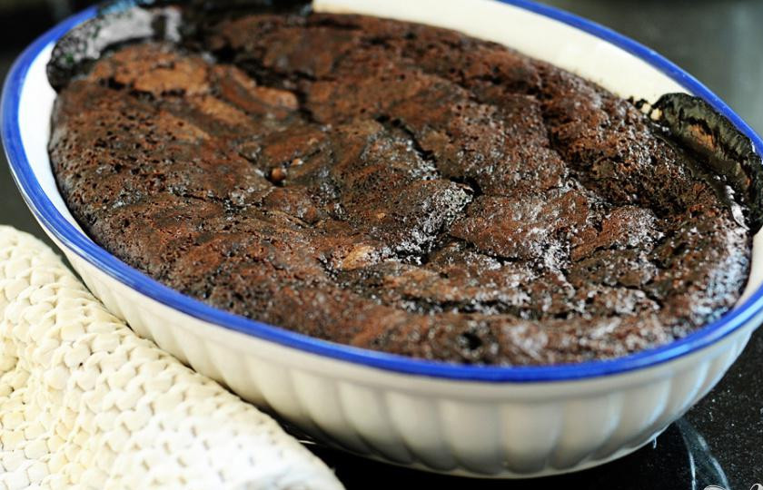 1. Этап. Шоколадный коблер: 5. Запекать в предварительно разогретой духовке в течение 40 минут. Дать остыть несколько минут в форме. Подавать коблер с шариками мороженого или сиропом.