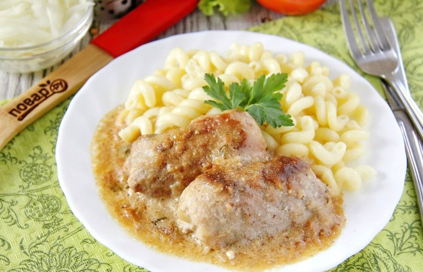 1. Этап. Мясные рулетики с луком: Подаем рулетики горячими с любым гарниром, полив сверху все сметанным соусом. Приятного аппетита!