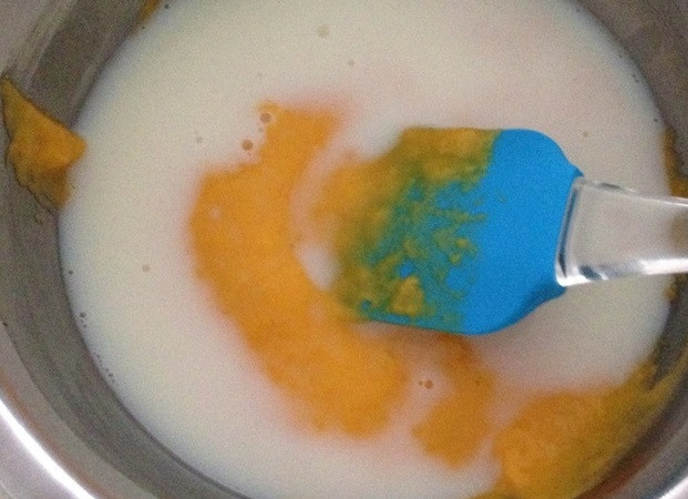 1. Этап. Бисквитный рулет с брусничным суфле: 3. Затем добавьте молоко и хорошенько перемешайте.