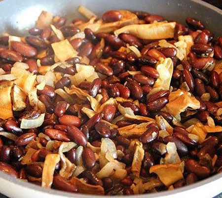 1. Stage. Bean Pate: Then add to the pan to the onion, add chopped mushrooms. When the mushrooms are slightly fried, add the beans, salt and pepper to taste. Pour in a little broth, cover and simmer for 15 minutes over medium heat.