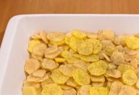 1. Этап. Картофель, запеченный с сыром: Картофель солим, добавляем любимые специи (я добавлял сушеный базилик).