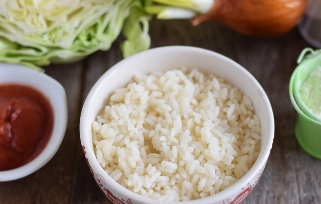 1. Этап. Ленивые голубцы по-московски: 1. Заранее отварите рис почти до готовности, затем остудите его и переложите в миску.