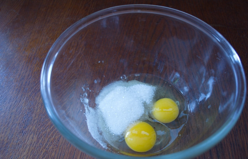 1. Этап. Блины в кляре: Для приготовления блюда вбейте в миску 2 яйца. Добавьте 2 ст. ложки сахара, щипку соли. Взбейте.